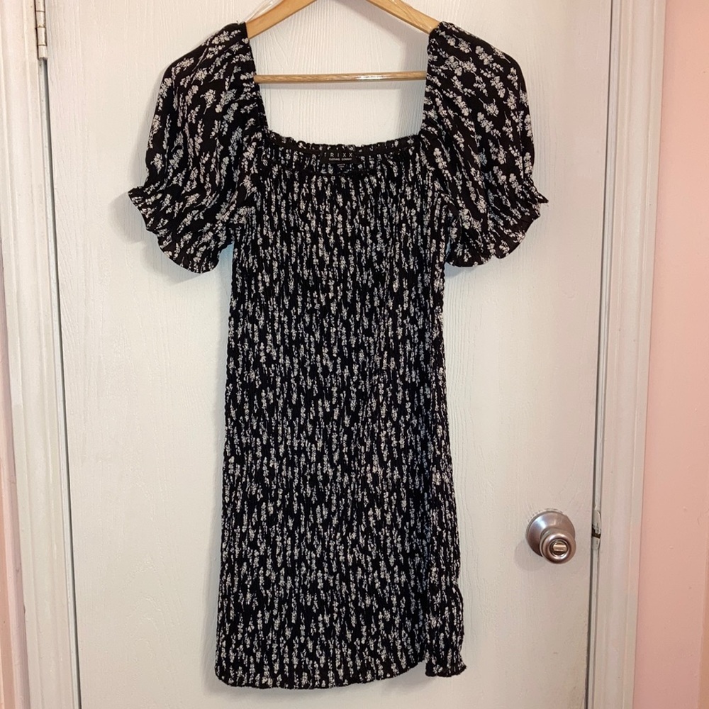 Trixxi mini dress with puff sleeve. Elastic stretch throughout the dress